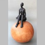 femme-sur-sphere-40x40cm
